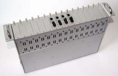 3C-R16 media konvertor šasi 16 portů
